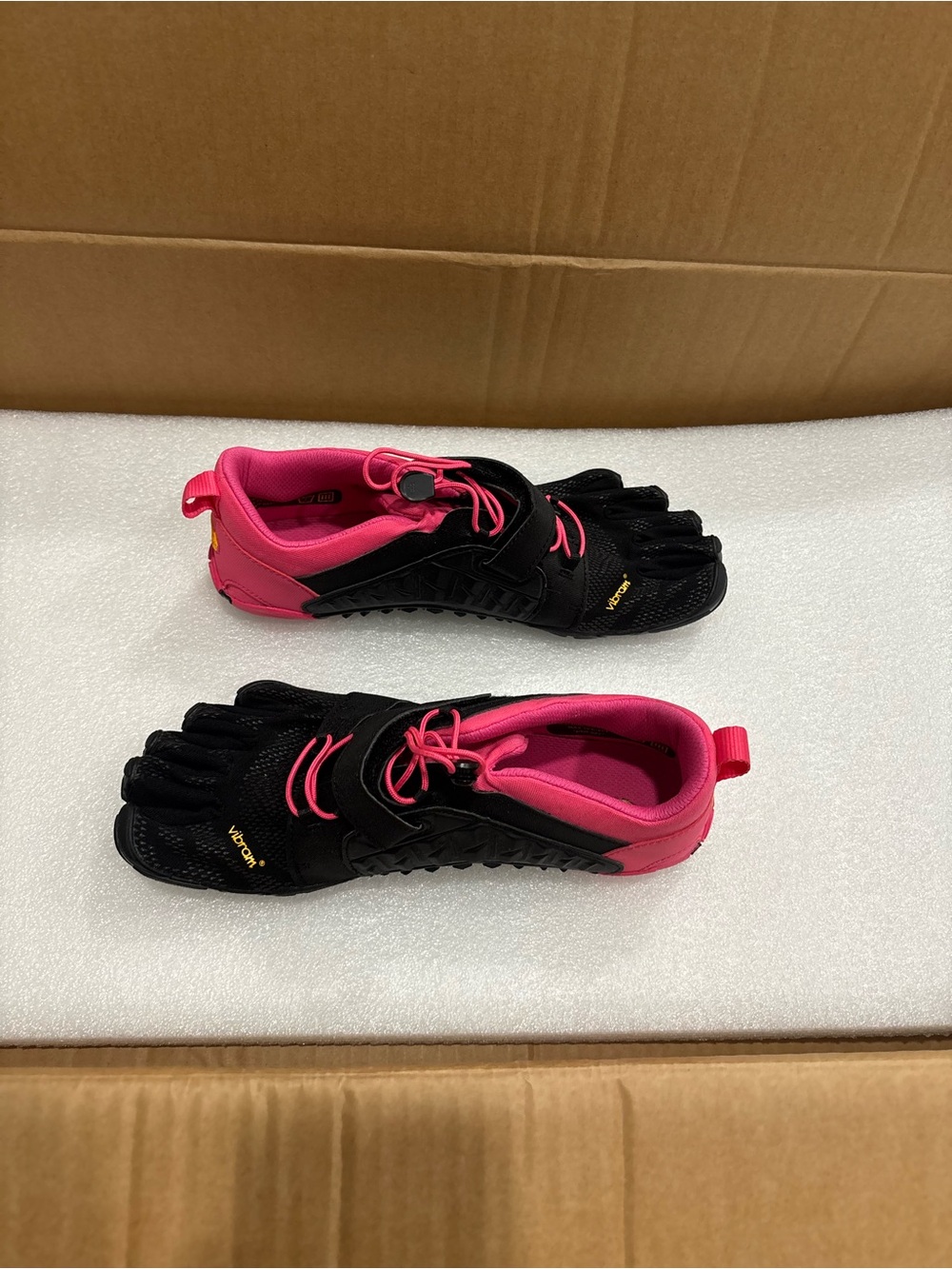 Women’s Vibram five fingers in black & pink